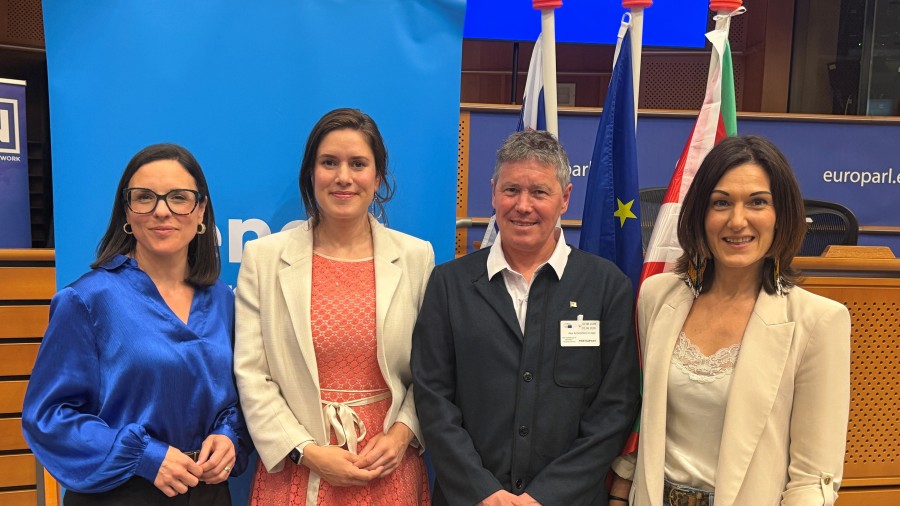 Oihane Agirregoitia eta Raquel García Hermida-Van der Walle, EAJ-PNVren eta D66 Herbehereetako eurodiputatuek, hurrenez hurren, hizkuntza gutxituen balio erantsia eta Europako Parlamentuan euskarari eta frisierari buruz egindako mintegi bateratu batean defendatu dute hizkuntza gutxituek demokrazian eta kohesioan duten garrantzia Europar Batasunean Oihane Agirregoitia eta Raquel García Hermida-Van der Walle, EAJ-PNVren eta D66 Herbehereetako eurodiputatuek, hurrenez hurren, hizkuntza gutxituen balio erantsia eta Europako Parlamentuan euskarari eta frisierari buruz egindako mintegi bateratu batean defendatu dute hizkuntza gutxituek demokrazian eta kohesioan duten garrantzia Europar Batasunean