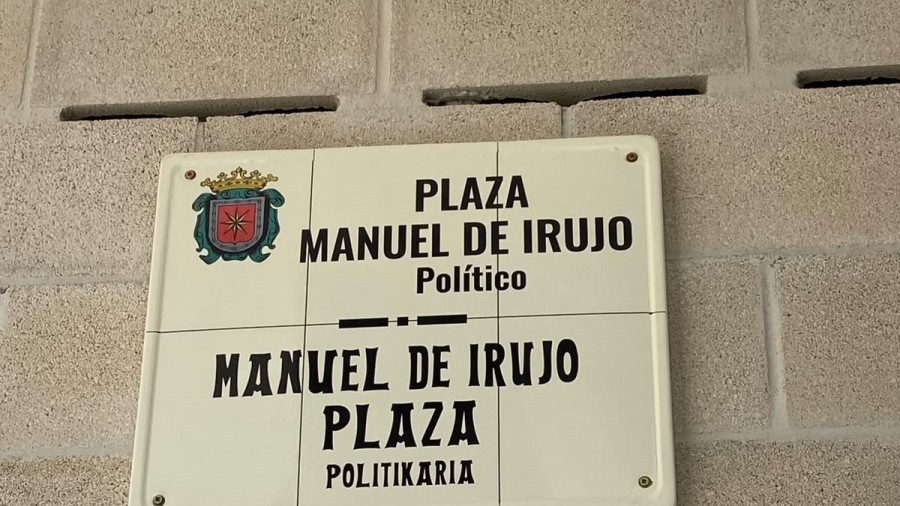 La plaza Manuel de Irujo ya luce su placa en Estella-Lizarra
