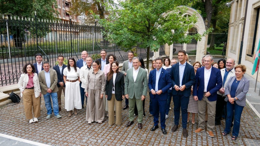 EAJ-PNV reúne a su grupo parlamentario con el presidente del EBB, Aitor Esteban, y el Lehendakari Imanol Pradales