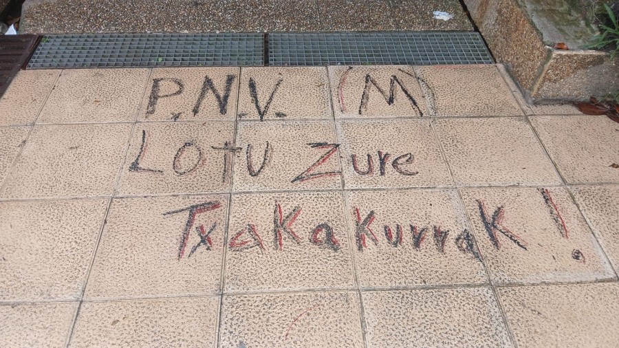 EAJ-PNV Zestoa condena las pintadas contra la Ertzaintza y reclama respeto en el espacio público EAJ-PNV Zestoa condena las pintadas contra la Ertzaintza y reclama respeto en el espacio público
