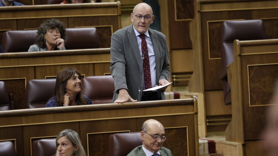 Euskal Taldeak Kongresura eraman ditu Ondarroako arrantzaleen zailtasunak, eta gobernuari exijitu dio euskal ontzidiaren interesak  Europan defenda ditzala eta “arrantzak etorkizuna izaten berma dezala” 