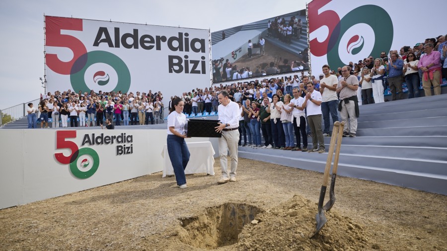 En el 50ª Alderdi Eguna, EAJ-PNV entierra una cápsula del tiempo que se abrirá en la edición 100 y destaca: 