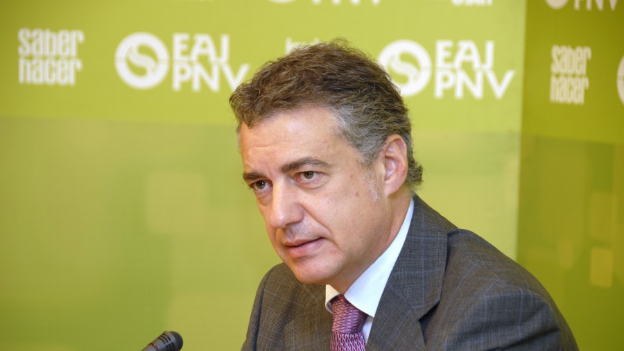 Bake Konferentziaren aurrean 