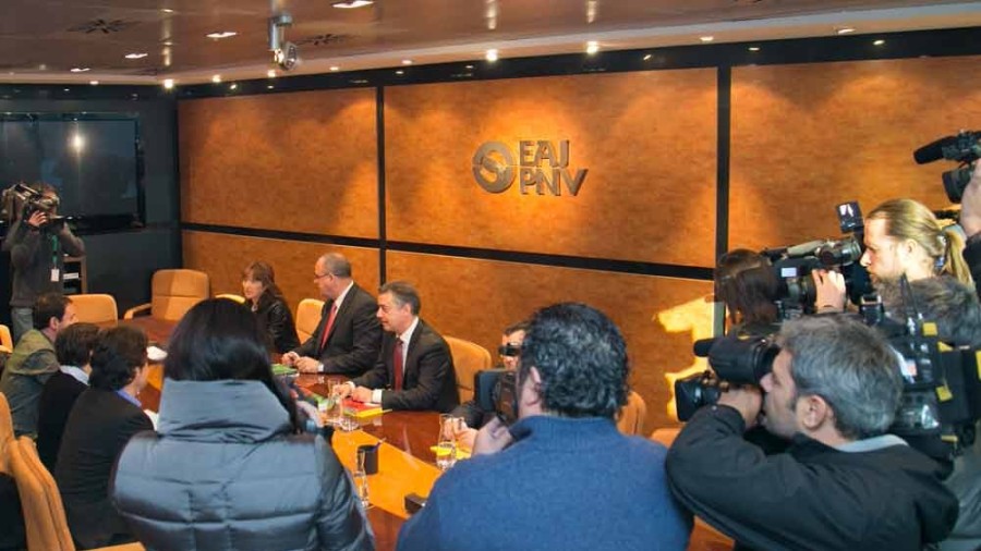 EH-Bildu eta PSE-PSOE delegazioekin bilera