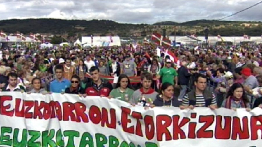 Alderdi Eguna 2013 - Agintarien desfilea