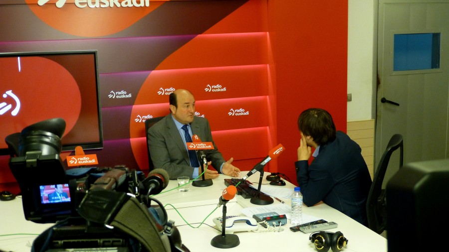 Ortuzar dice que “el Gobierno Vasco está haciendo los deberes, sin anunciar milagros como hacían otros todas las mañanas”