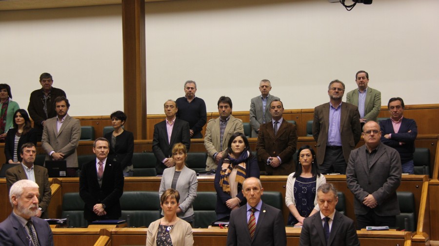 Minutu bateko isilunea Legebiltzarrean Azkunaren oroipenean