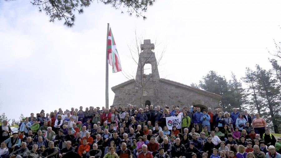 Andoni Ortuzar y dos centenares de jeltzales homenajean en Bizkargi a los gudaris caídos