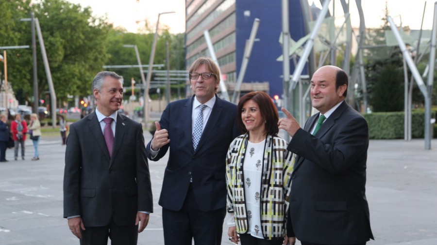 Verhofstadt, se reúne en Bilbao con el lehendakari Urkullu, Andoni Ortuzar e Izaskun Bilbao