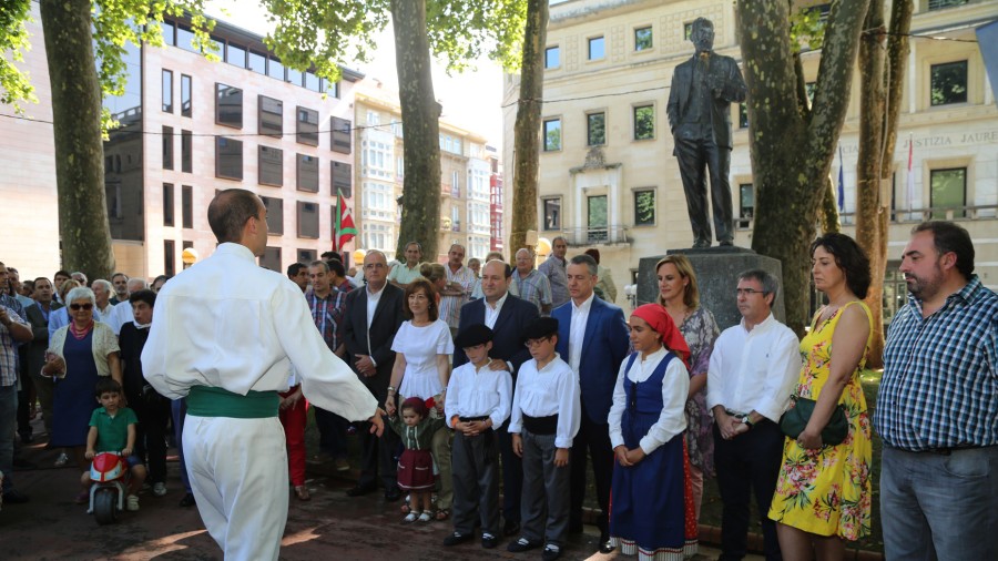 Andoni Ortuzarrek oposizioari eskatu dio hausnarketa egitea eta Rajoy eta ETAri eskatu die euskal gizarteari entzutea
