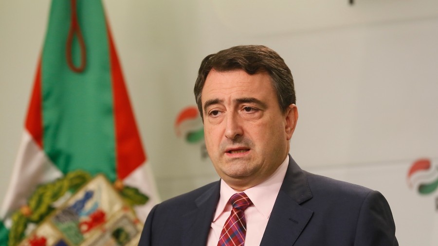 “Arbitroak baloia behin eta berriz zulatu arren, catalunyar herriak partida hau jokatuko du”, iragarri du Aitor Estebanek