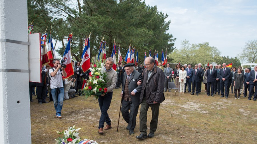 El lehendakari rinde homenaje a los gudaris del Batallón Gernika en el 70 aniversario de la batalla de la Pointe de Grave