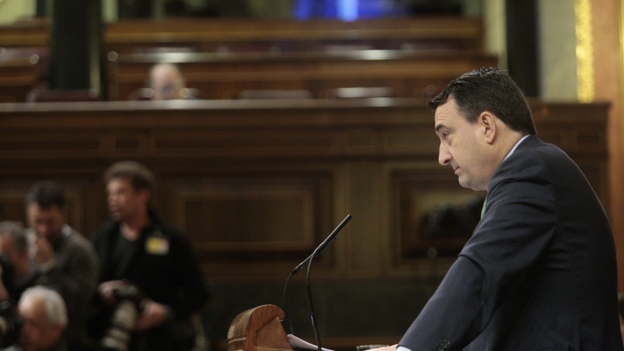 Ertzaintzari eta Mossos-ei nazioarteko poliziaren datu baseetan konektatzeko baimena ematea exijitu dio Estebanek Rajoy-ri