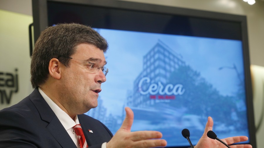 Enplegua, hurbiltasuna eta partaidetza, horiek dira Juan Mari Aburtoren programa osatzeko gakoak