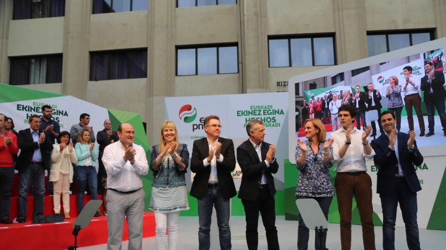 Ortuzar previene en Getxo contra la amenaza del PP vasco, cuyos candidatos esconden la sigla tras la que se ocultan Rajoy, Rato y Rus