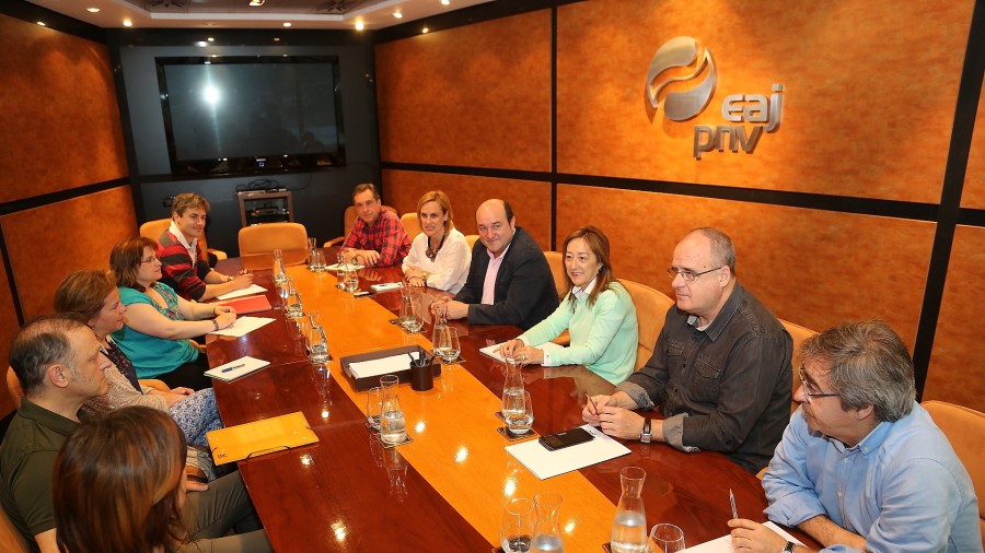 EAJ-PNV eta Ahal Dugu taldea giro adeitsuan elkartu dira lehendabiziko aldiz