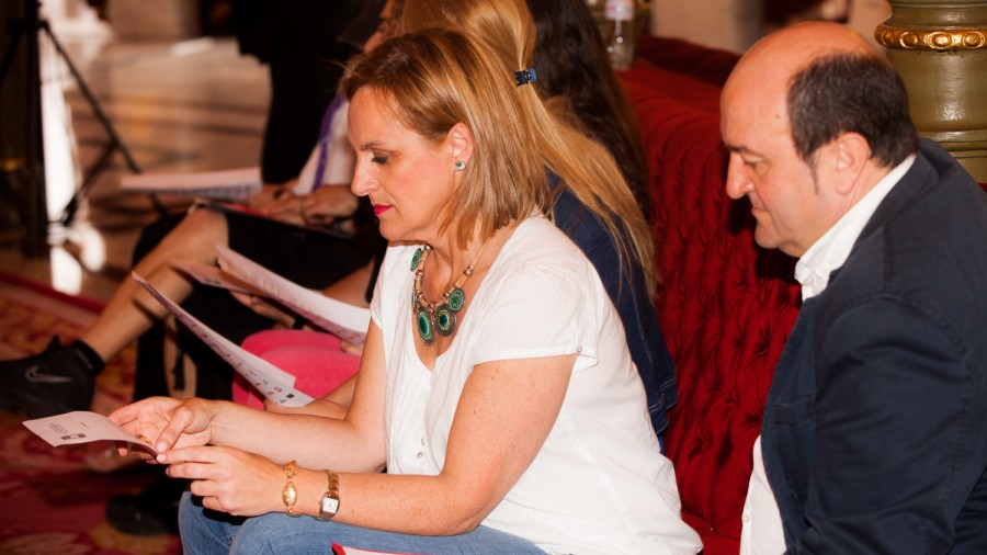 Andoni Ortuzarrek eta Itxaso Atutxak Sarrionandiaren liburuaren irakurketa jarraituan parte hartu dute, Arriagan