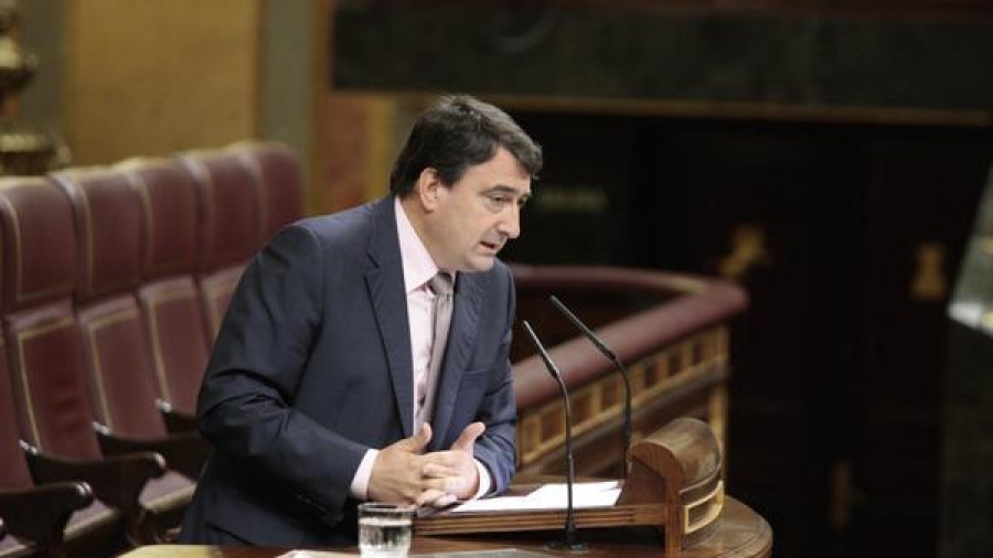 Estebanek Europari eskatu dio greziar krisia 