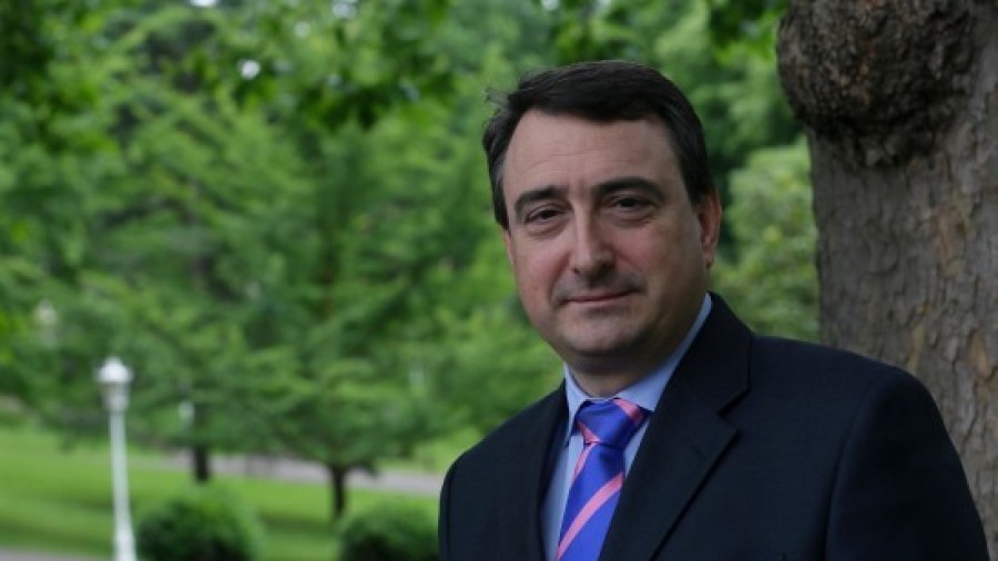 Aitor Estebanek Barne ministroaren eta Rodrigo Ratoren arteko bilera “ez beharrezkoa, onartezina eta justifikazio gabekoa” dela esan du