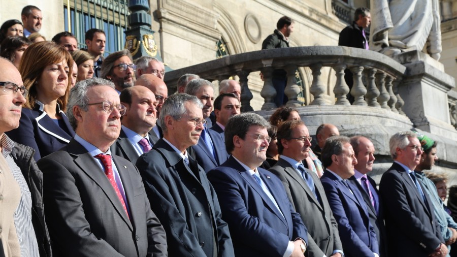 EAJ-PNVk ere parte hartu du Pariseko atentatu terrorista gaitzesteko egin den bost minutuko isilunean