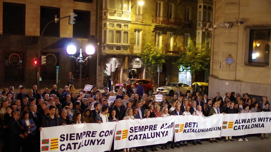 EAJren Aberri Batzarrak 155aren eta atxiloketen aurkako kontzentrazioa egin du ‘Beti Kataluniarekin‘ leloaz