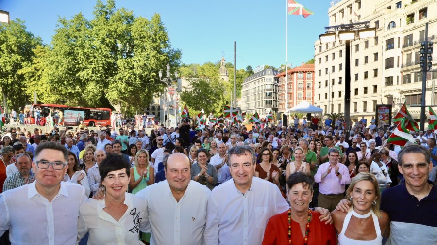 Ikurrinaren 129. urteurrena bete den egunean, EAJ-PNVk Euskal Taldea aldarrikatu du “Madrilen Euskadi defendatzeko sinbolo gisa”