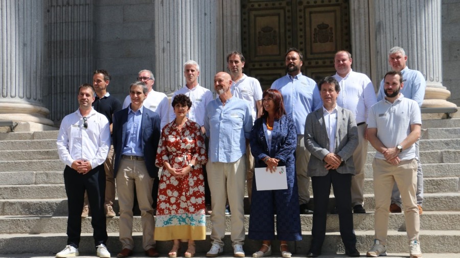 Representantes de EAJ-PNV en Bizkaia y Araba acuden al Congreso para reclamar al Gobierno español un plan de actuaciones en los municipios afectados por la Variante Sur Ferroviaria Representantes de EAJ-PNV en Bizkaia y Araba acuden al Congreso para reclamar al Gobierno español un plan de actuaciones en los municipios afectados por la Variante Sur Ferroviaria